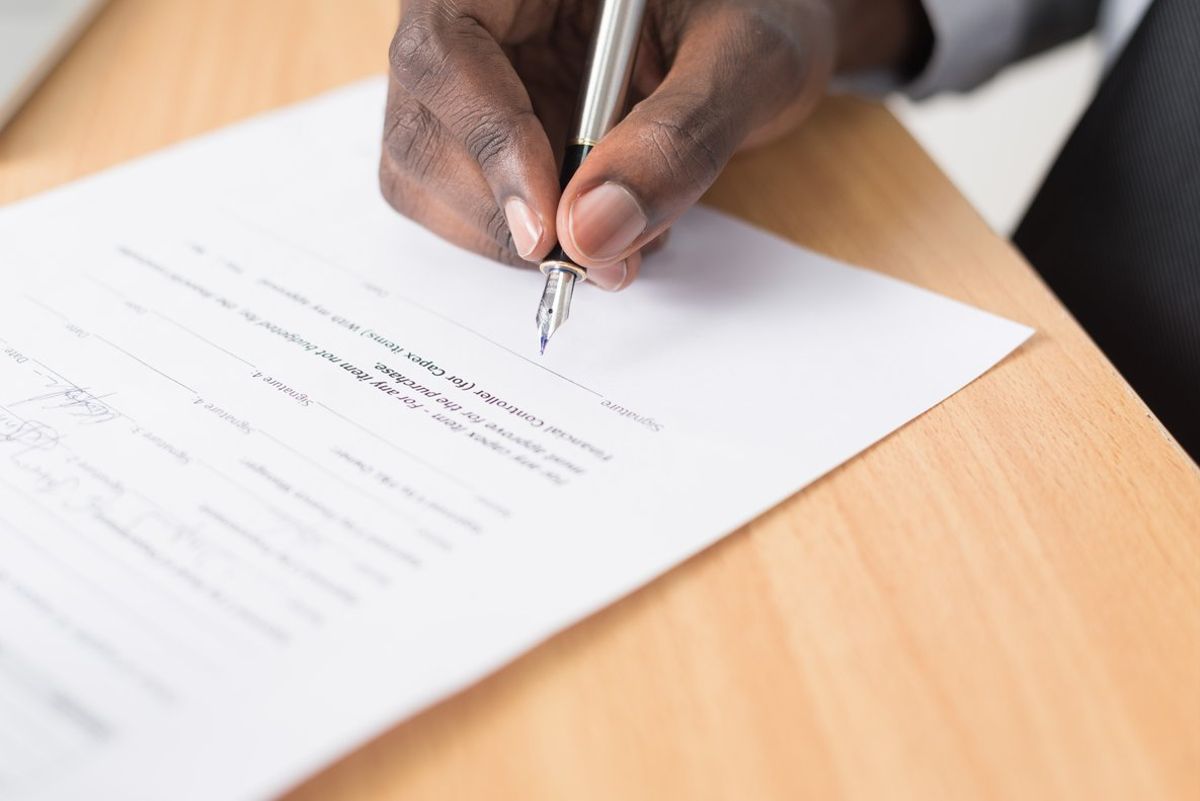 Cuáles son las cláusulas que deben contener los contratos de extranjeros